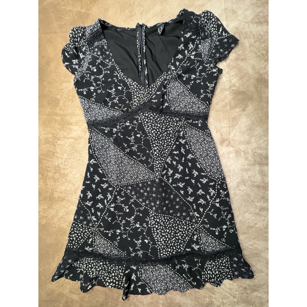 Forever 21 Women's Medium Black Floral Boho V-Neck Mini Dress Zipper Back